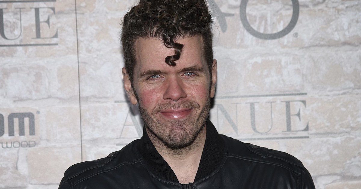 La familia de Perez Hilton aseguró que está grave y necesita cirugía tras autolesionarse en un vivo de TikTok