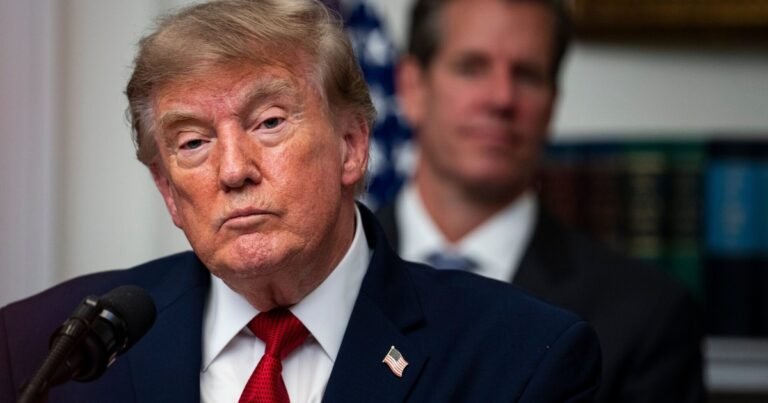 Trump anunció una "ofensiva económica sin precedentes" para aislar a Irán y lanzó una fuerte advertencia contra los países que lo ayuden