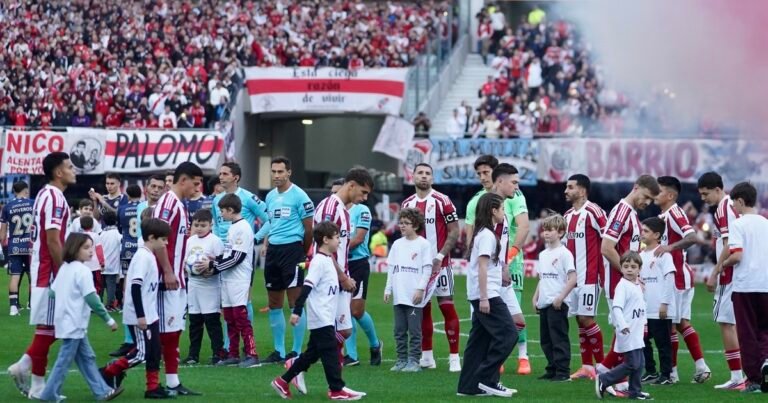 Los hinchas de River volvieron a cantar en contra del presidente de AFA Chiqui Tapia en el Monumental