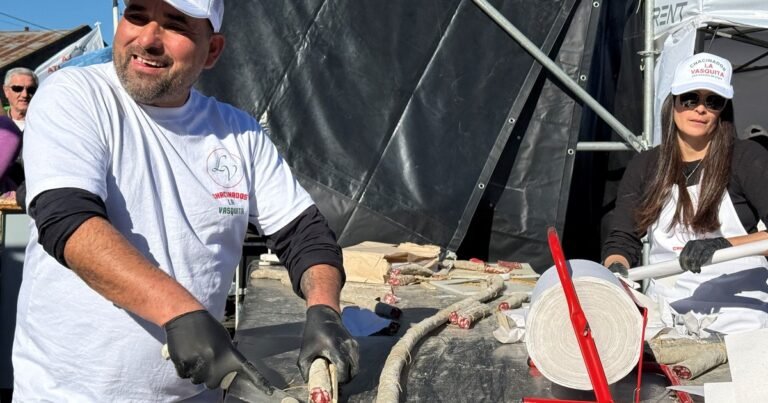 El salame más largo del país volvió a cambiar de dueño y estableció un nuevo récord