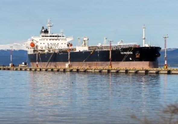 Tierra del Fuego protestó por la presencia de un buque petrolero británico y exigió el fin de la intervención nacional sobre su puerto