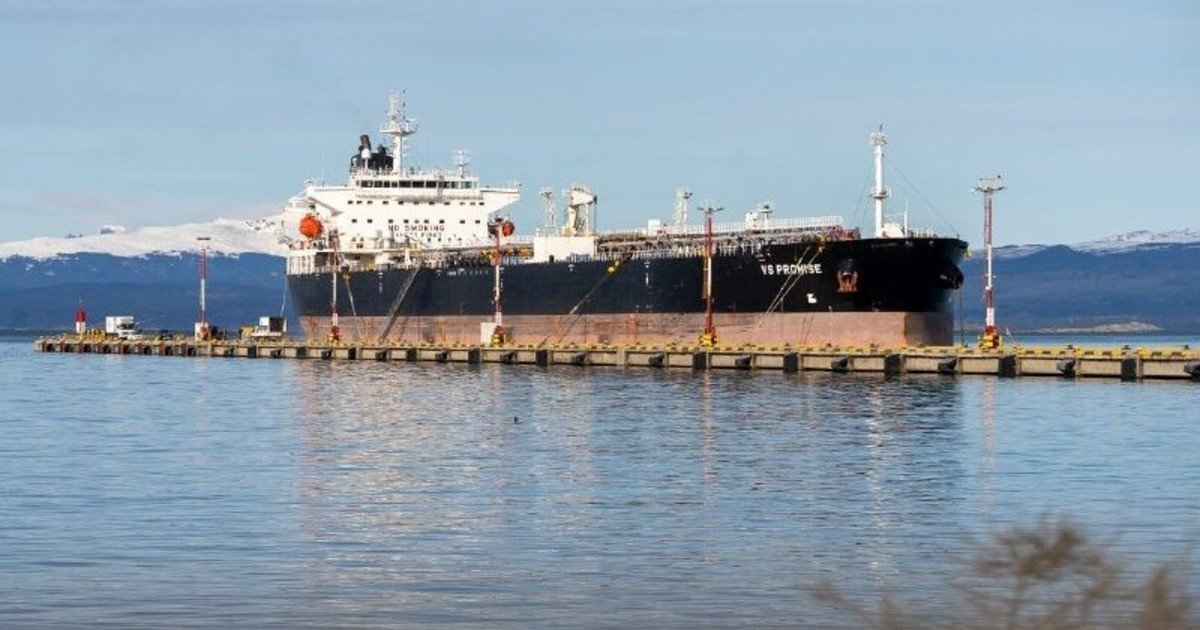 Tierra del Fuego protestó por la presencia de un buque petrolero británico y exigió el fin de la intervención nacional sobre su puerto