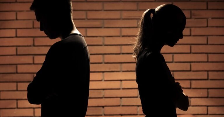 "Tenía 48 años cuando se terminó mi matrimonio. Pasé años siendo la esposa perfecta: pospuse mis sueños, me transformé en la versión de mí misma necesaria para mantener la paz y silencié la voz que me decía que era desesperadamente infeliz"
