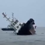 Impactante escape en el mar: un buque remolcador se hundía y la tripulación saltó por la borda para salvarse