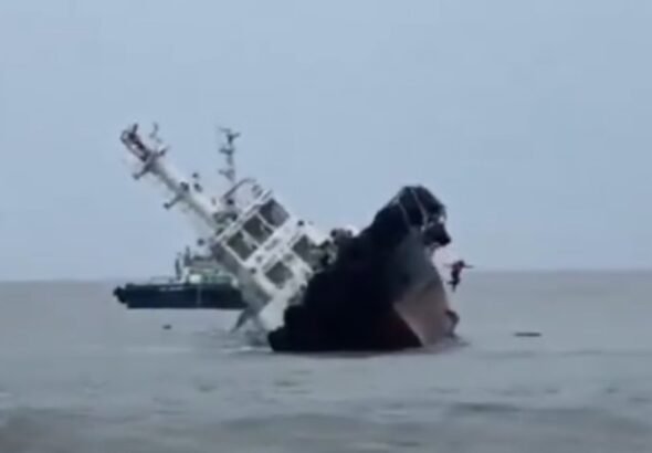 Impactante escape en el mar: un buque remolcador se hundía y la tripulación saltó por la borda para salvarse