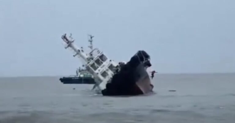 Impactante escape en el mar: un buque remolcador se hundía y la tripulación saltó por la borda para salvarse