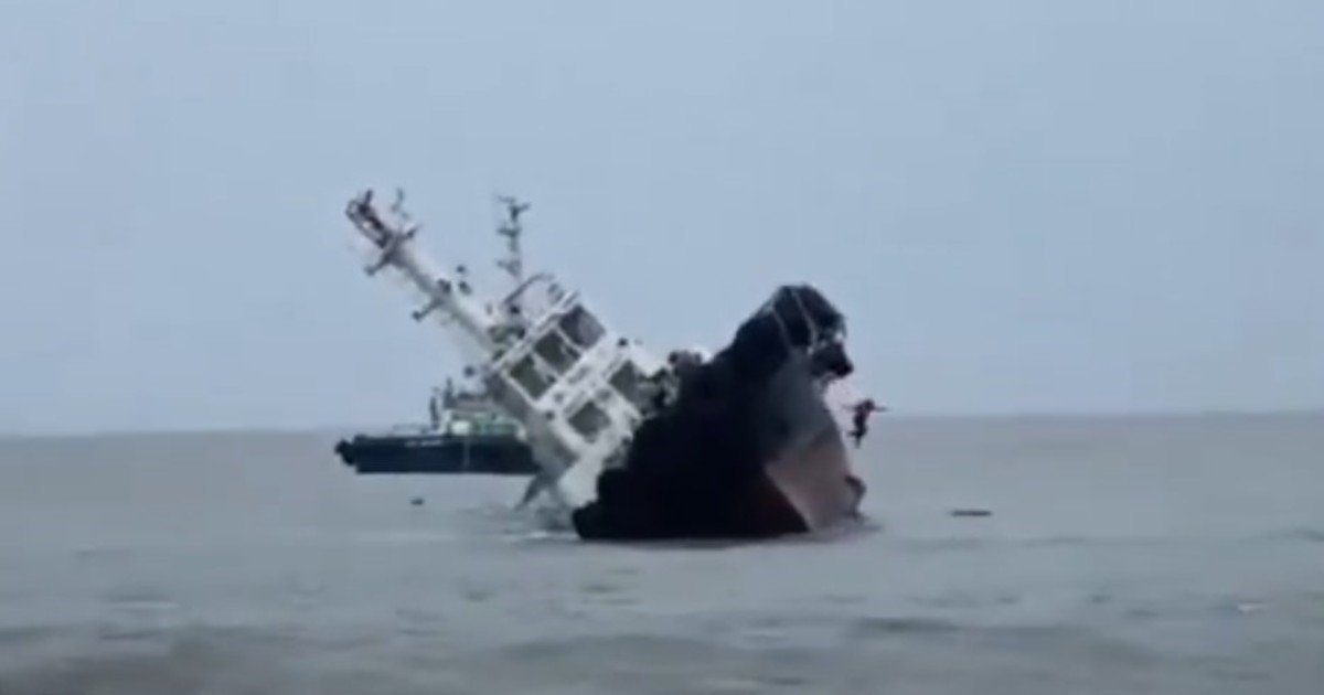 Impactante escape en el mar: un buque remolcador se hundía y la tripulación saltó por la borda para salvarse