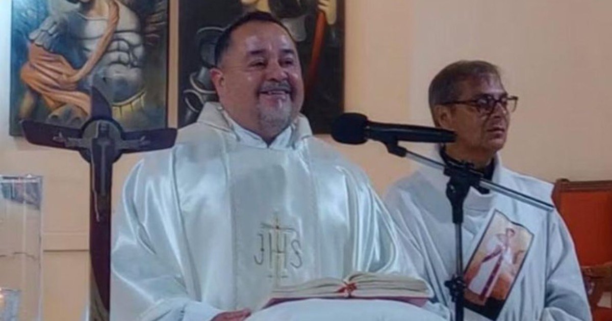 La insólita excusa de un cura que atropelló a tres jóvenes y huyó: dijo que no advirtió el choque porque iba con la música alta