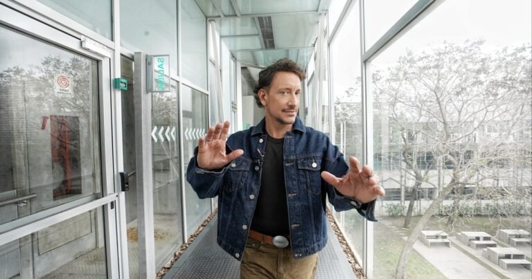 Nicolás Vázquez, el hombre orquesta y taquillero de la Calle Corrientes vuelve a la TV para conducir Popstars y transmitirles a las participantes que “si pude yo, pueden ustedes”