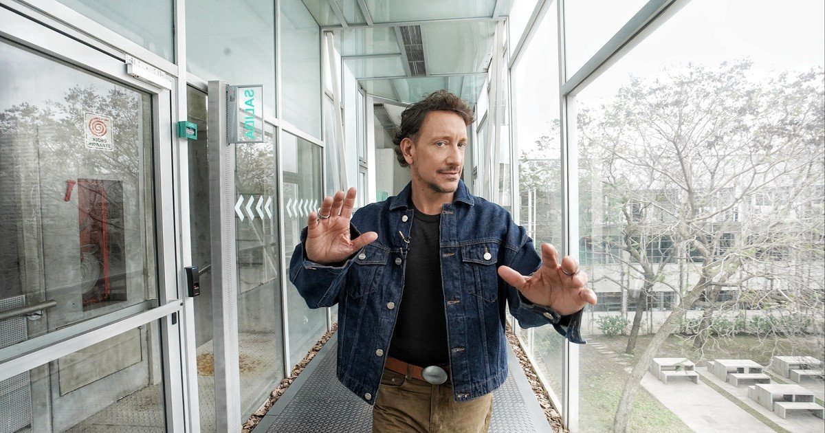 Nicolás Vázquez, el hombre orquesta y taquillero de la Calle Corrientes vuelve a la TV para conducir Popstars y transmitirles a las participantes que “si pude yo, pueden ustedes”