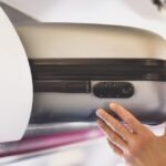 Una aerolínea comenzará a cobrar por usar los compartimientos superiores para el equipaje: desde cuándo regirá la nueva medida