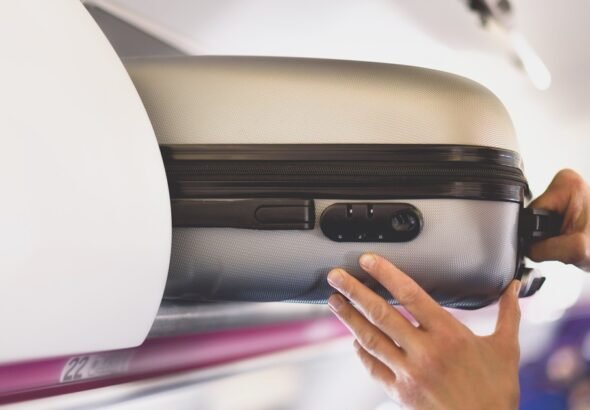 Una aerolínea comenzará a cobrar por usar los compartimientos superiores para el equipaje: desde cuándo regirá la nueva medida