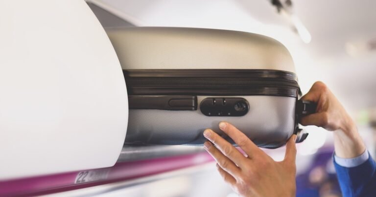 Una aerolínea comenzará a cobrar por usar los compartimientos superiores para el equipaje: desde cuándo regirá la nueva medida