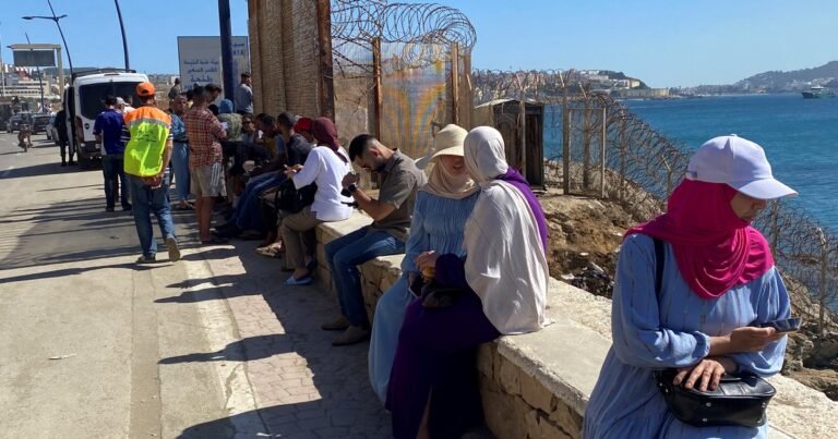 "¿Has visto a mi hijo?", la pregunta que se repite entre las familias marroquíes en medio de la crisis migratoria en Ceuta