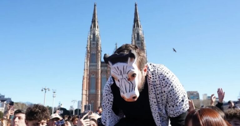 "Batalla cultural" en La Plata: un therian se coló en un match de farmear aura y lo sacaron volando
