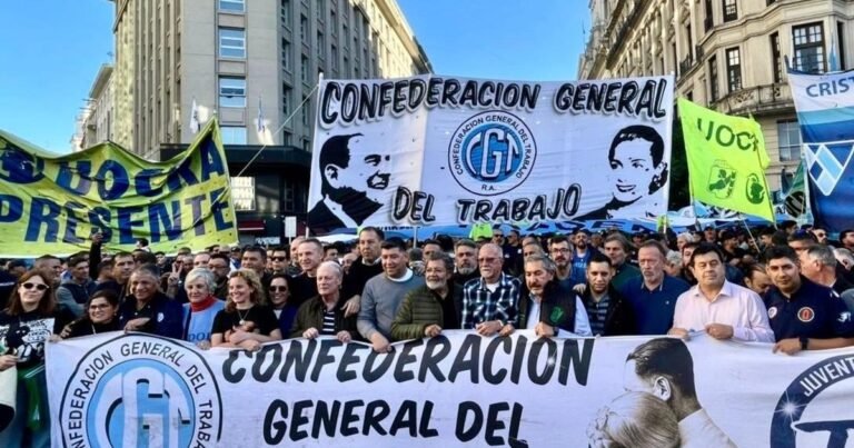 La CGT marcha al Ministerio de Economía por la situación de los morosos y las pymes reclaman por el cierre de empresas