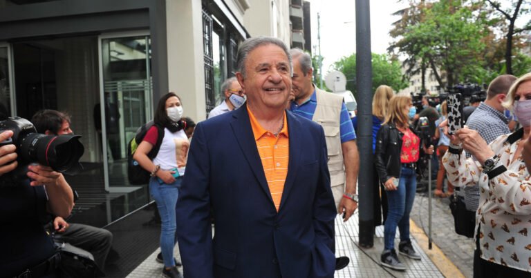 Vacunatorio VIP: citaron a indagatoria a Verbitsky, Duhalde, su esposa y al ex canciller Taiana
