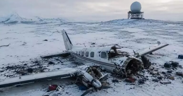 Trágico accidente aéreo en Alaska: ocho personas murieron tras el desplome de un  avión chárter que se estrelló cerca de una base de radar