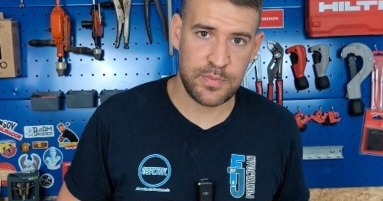 Joan Pascual, fontanero autónomo: “Puedes ganar mucho dinero, pero antes te tocará madrugar, romperte la espalda y echar muchas horas”