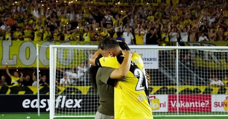 Un futbolista jugó a los dos días de perder a su hija, y recibió una conmovedora ovación junto a su pareja