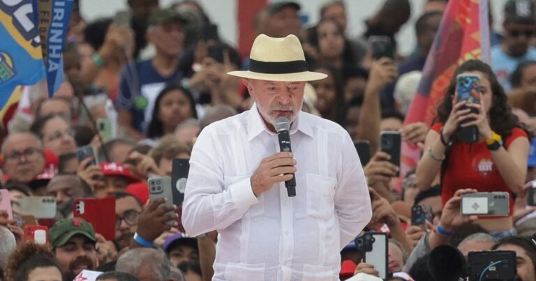 En plena campaña electoral Lula da Silva impulsa un proyecto para reducir la jornada laboral en Brasil