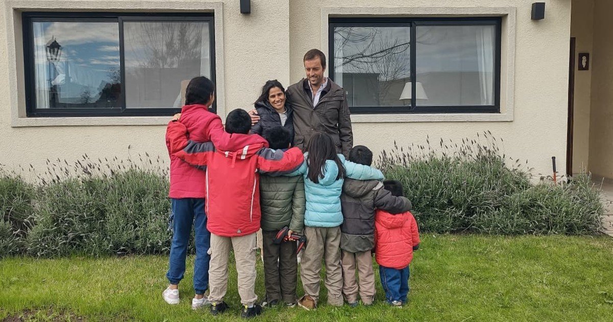El primer Día del Niño en familia de los seis hermanitos misioneros que pelearon para que no los separen