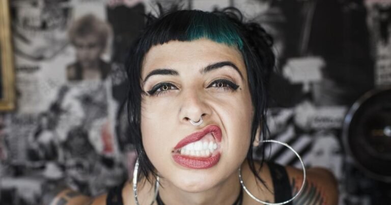 Sina, la punk que acampa en la isla de los ricos de Alemania y responde a quienes la critican: "Trabajo entre 54 y 58 horas a la semana. Ahora estoy de vacaciones"