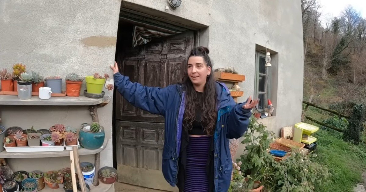 María, 32 años, vive aislada en un bosque: no tiene luz ni agua corriente tradicional y adapta sus tareas cotidianas al clima y a las horas de sol