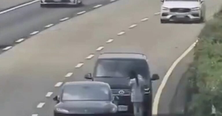 Tragedia vial en Vietnam: un auto embistió y mató a tres personas que estaban detenidas por una colisión previa