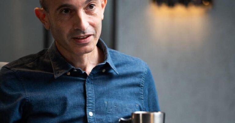 Yuval Noah Harari, filósofo e historiador: “Un cazador-recolector de hace 50.000 años entendía su propia vida mucho mejor que una persona actual, sabemos más sobre el mundo, pero no entendemos nuestra vida”