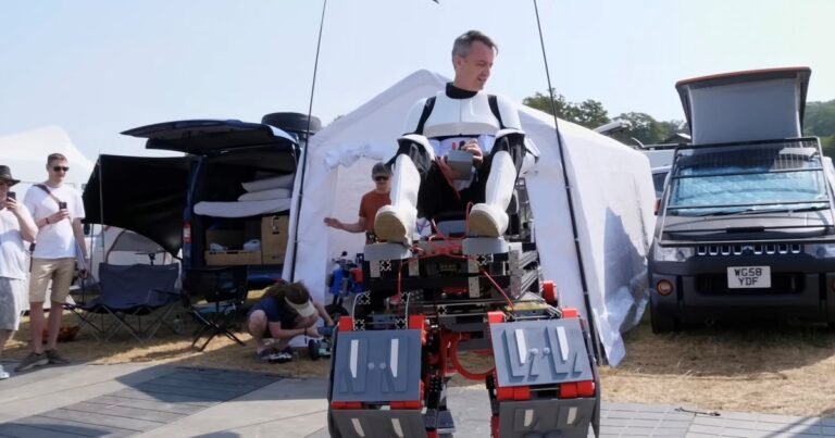 Youtuber prueba un robot cuadrúpedo capaz de transportar humanos a largas distancias