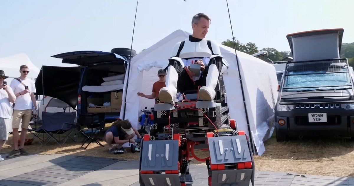 Youtuber prueba un robot cuadrúpedo capaz de transportar humanos a largas distancias