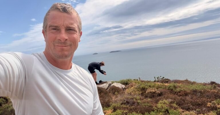 Bear Grylls, ‘El último superviviente’, 51 años: “Llevo décadas empezando el día con 25 dominadas y 50 flexiones; al principio no podía hacer ni tres”