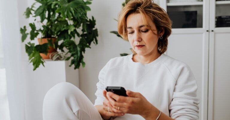 El sencillo truco que ayuda a reducir la dependencia al celular y mejorar el bienestar