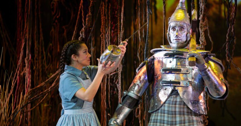 En El Mago de Oz en el Cervantes hay estímulos para los chicos y Dorothy recupera los zapatos plateados