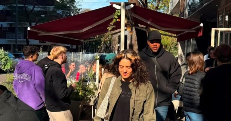 Rosalía en una de las cafeterías más prestigiosas de Palermo: almorzó ojo de bife con papas a caballo y tres postres insignia de la casa