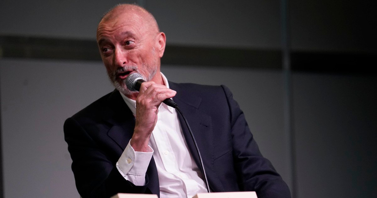 Arturo Pérez-Reverte, 74 años: "Con el tiempo los recuerdos se vuelven racimos de cerezas, donde unas tiran de otras"