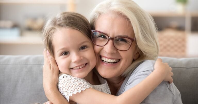 Kristen Hawkes, la antropóloga que desarrolló “la teoría de la abuela” durante 40 años, explica por qué vivimos tanto y qué rol tuvo la menopausia en la supervivencia