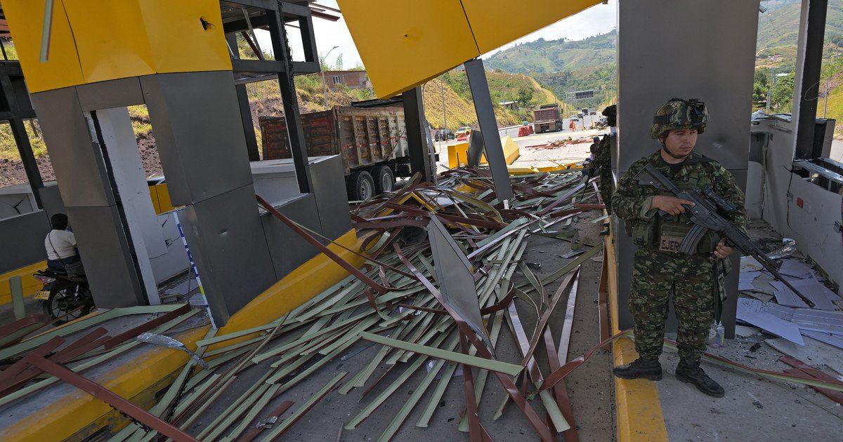 Un atentado con explosivos destruye un peaje en Colombia en el primer día del gobierno de Abelardo De la Espriella y tras el anuncio de mano dura