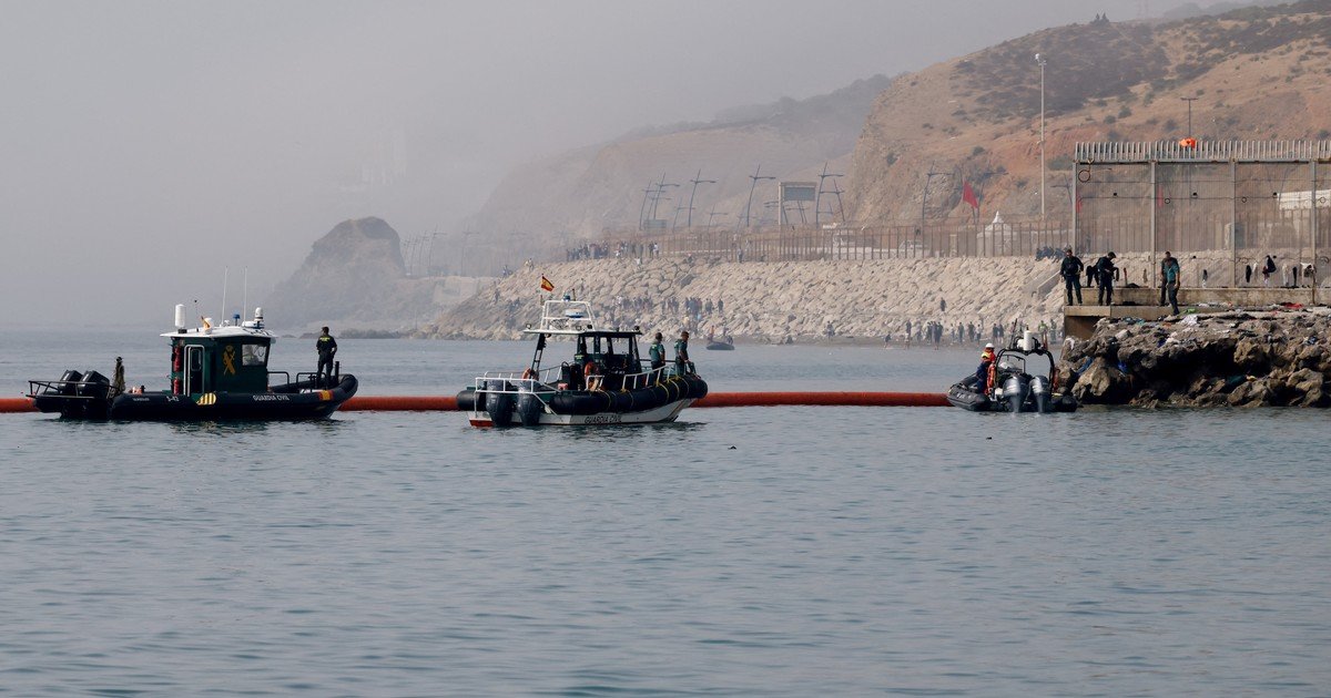 Crisis en Ceuta: España puso una "barrera" en el mar para evitar el cruce de más marroquíes