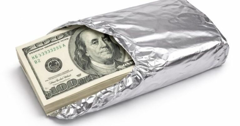 Envolver los dólares con papel aluminio: para qué sirve y por qué lo recomiendan