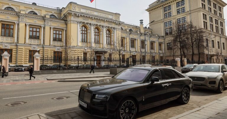 La guerra en Ucrania deja a Rusia sin efectivo y el gobierno impone un férreo ajuste