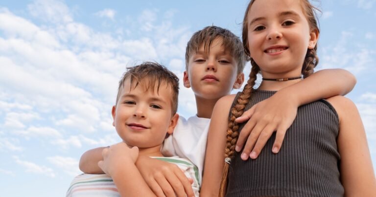 Día Mundial del Hijo del Medio: el estudio que explica por qué suelen ser más cooperativos y empáticos que sus hermanos