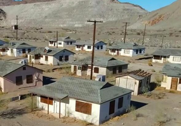 California construyó un pueblo para 4.000 mineros en 1948: hoy es una de las ciudades fantasma más grandes de Estados Unidos, con casas y un hospital que todavía están en pie