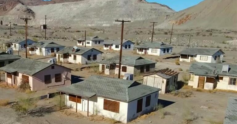 California construyó un pueblo para 4.000 mineros en 1948: hoy es una de las ciudades fantasma más grandes de Estados Unidos, con casas y un hospital que todavía están en pie