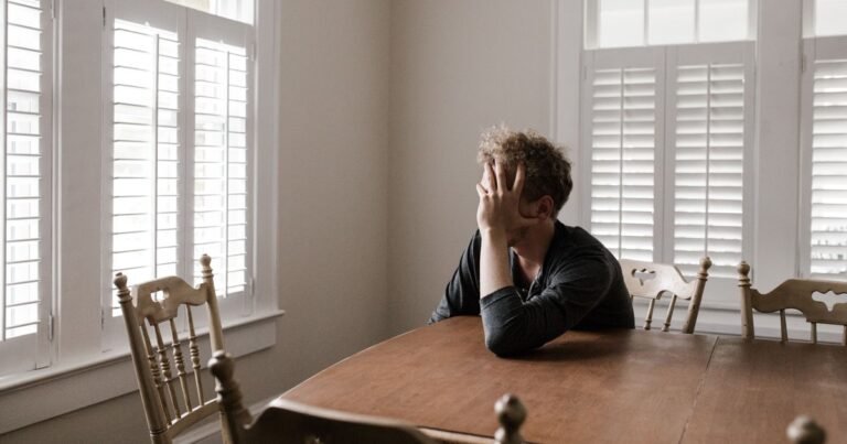 "Tengo 37 años, soy dueño de una casa, llego, preparo la cena, y algunas noches me siento en la cocina después de que la casa se duerme y me siento como un extraño que se ha vuelto muy bueno en el papel"