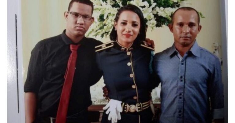Era empleada doméstica, tuvo un bebé a los 15 años, vivió en una choza sin baño, estudió con libros de su marido y se superó: se recibió en Derecho y trabaja como policía