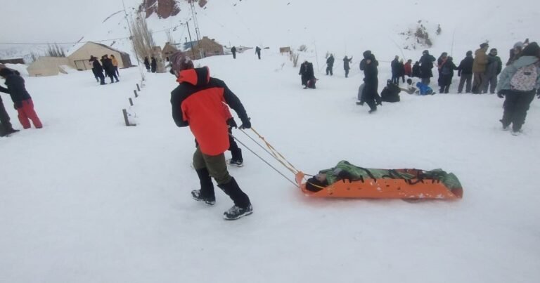 Mendoza: evacuaron a 200 turistas de Puente del Inca tras un inesperado temporal de nieve