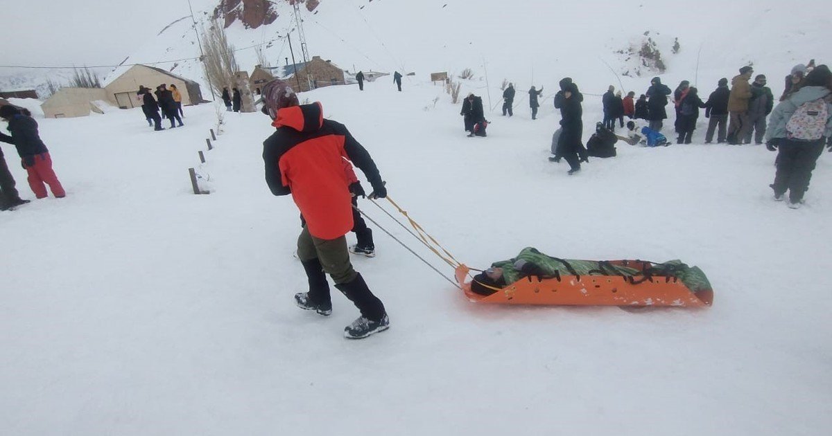 Mendoza: evacuaron a 200 turistas de Puente del Inca tras un inesperado temporal de nieve