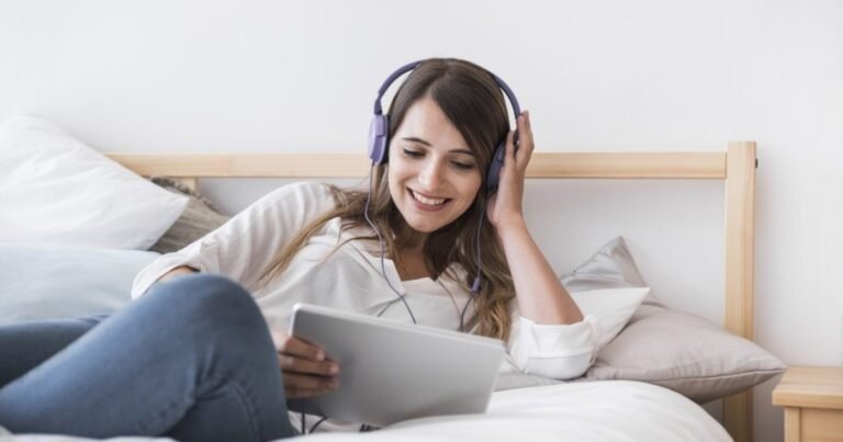 La psicología dice que las personas que escuchan canciones conocidas repetidamente no están ancladas en el pasado: las investigaciones sugieren que la música repetida ayuda a regular las emociones y a crear una sensación de estabilidad